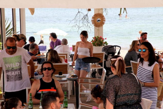 el calor empuja a los vecinos de denia a la playa 13