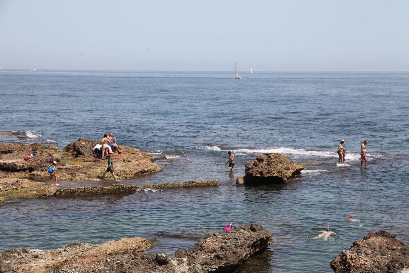El calor empuja a los vecinos de Dénia a la playa