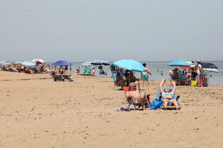 El calor empuja a los vecinos de Dénia a la playa 17