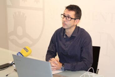 El concejal de Playas, Pepe Doménech, durante la rueda de prensa
