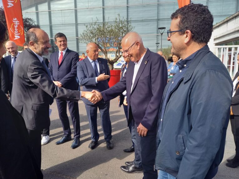 The Spanish ambassador greets the mayor of Dénia