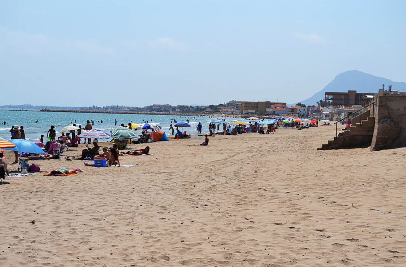 El Montgó, al fondo, desde la playa de Les Deveses de Dénia