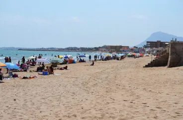 El Montgó, al fondo, desde la playa de Les Deveses de Dénia