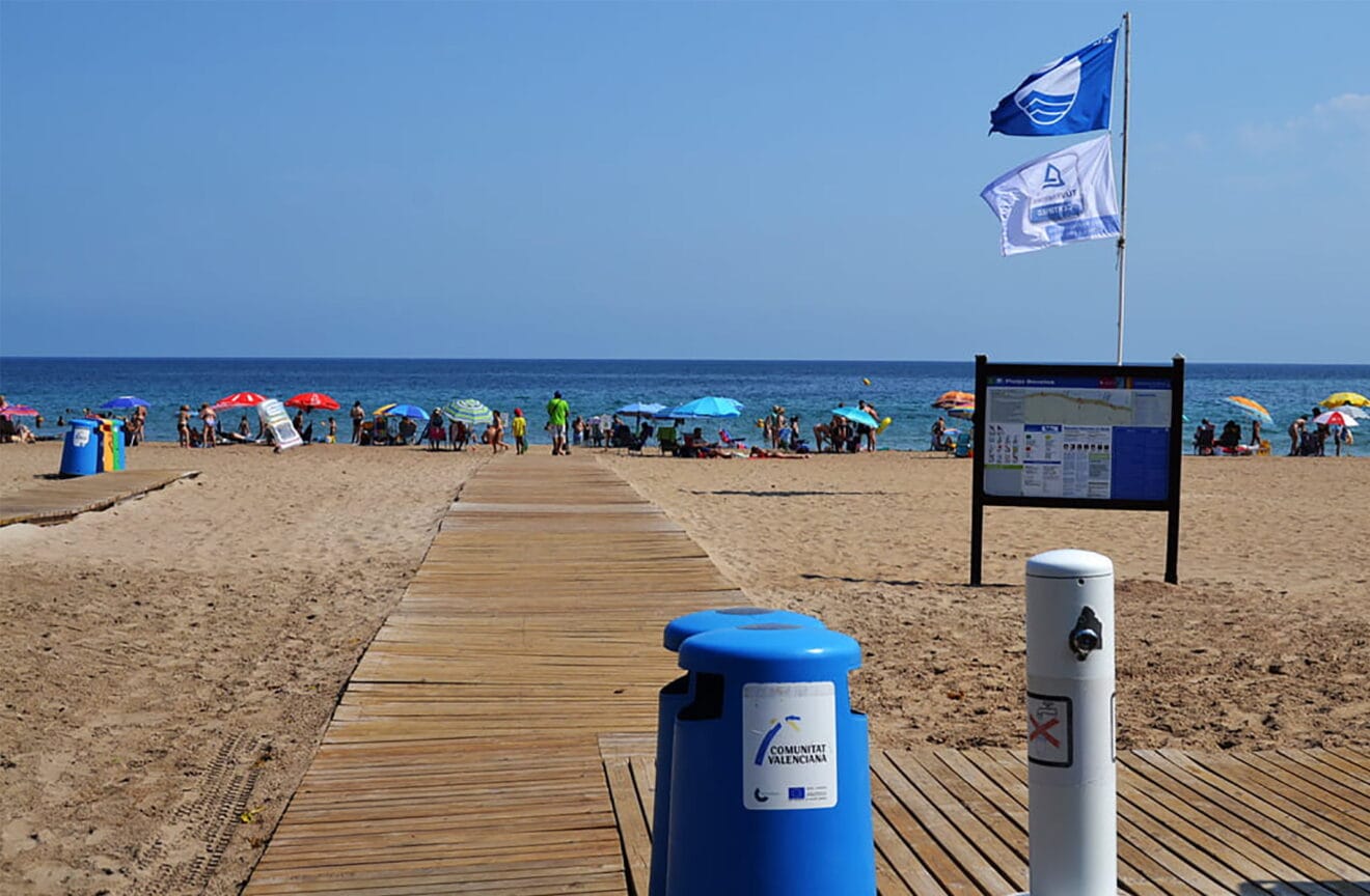 Entrada principal de la playa de Les Bovetes