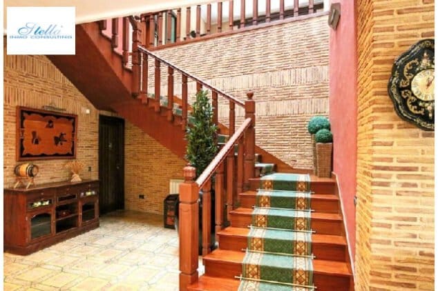 escaleras rusticas de madera de la villa