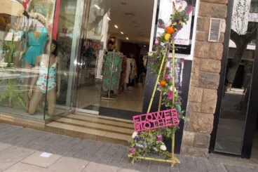 Escaparate de Dénia decorado por la celebración del Flower Mother