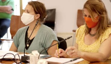 estefania schwamb a la izquierda durante un pleno en el ayuntamiento de denia
