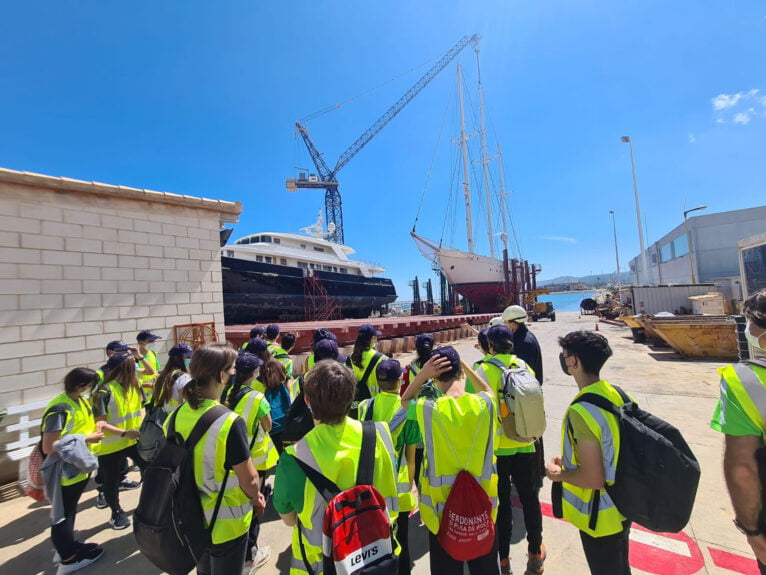Estudiantes visitando las instalaiones del puerto de Dénia
