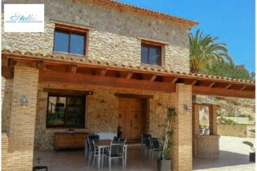 Exterior de la vivienda con terraza cubierta