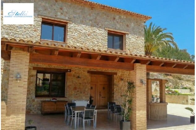 exterior de la vivienda con terraza cubierta