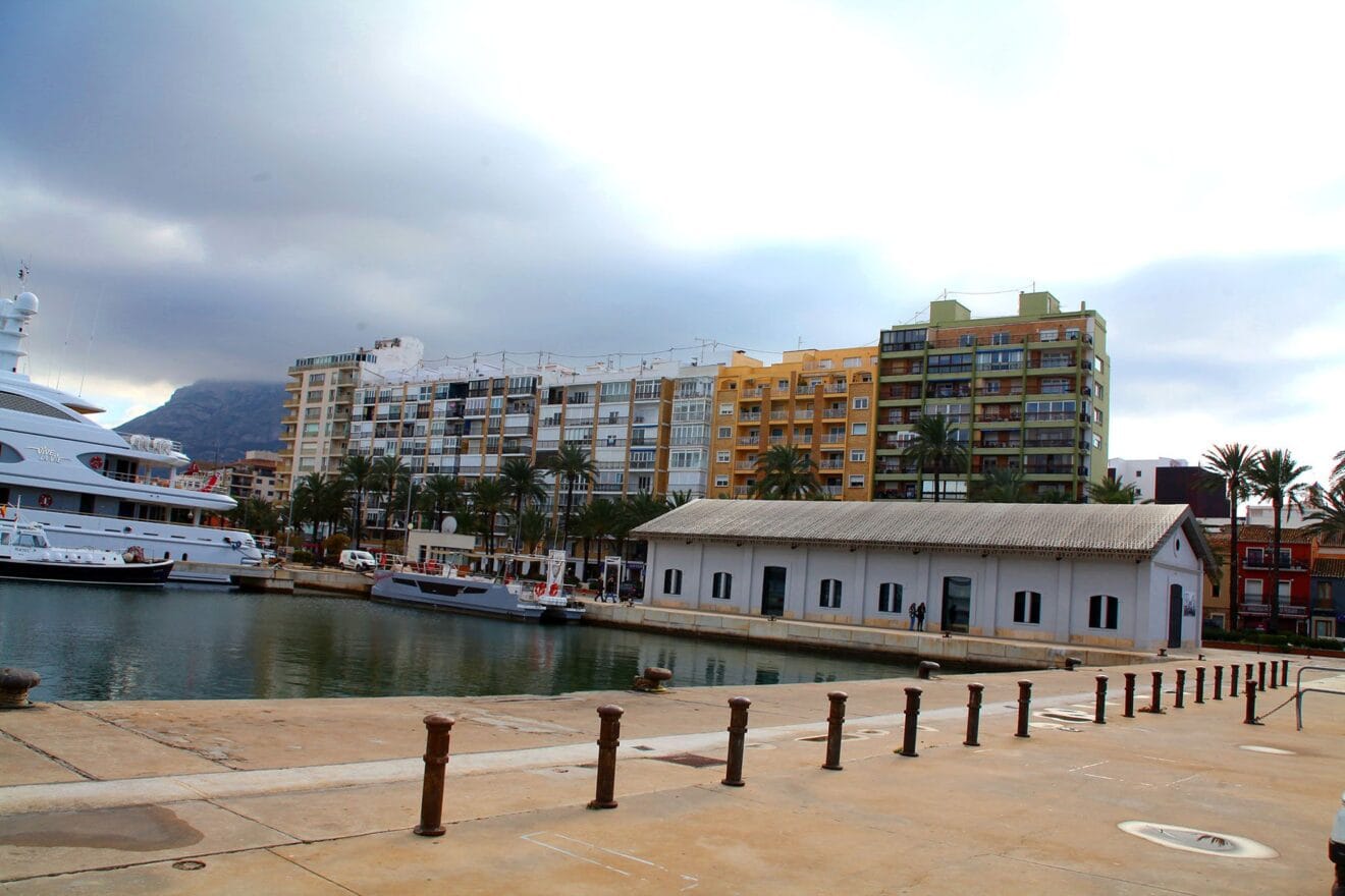 Fachadas de la explanada Cervantes de Dénia, donde se originó el segundo incendio
