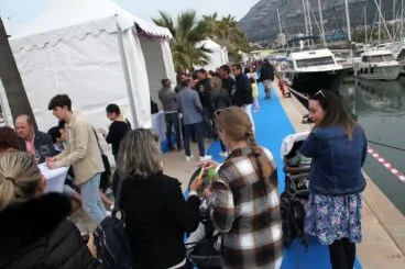 Familias visitando la Feria del Vino de Marina de Dénia