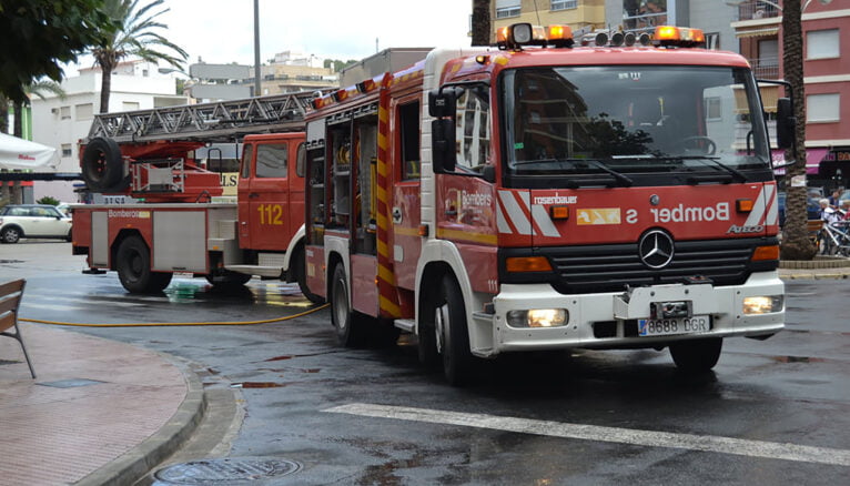 Foto de archivo de varios camiones de bomberos en el casco urbano de Dénia