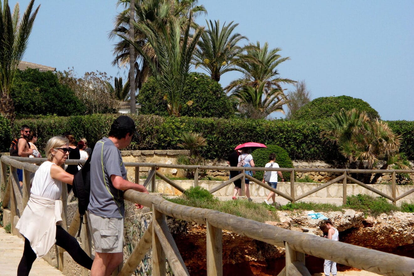 Gente paseando por Les Rotes de Dénia la pasada Pascua