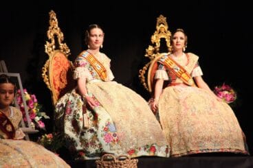 Die großen Falleras von Denia 2022 auf der üblichen Bühne der Präsentationen