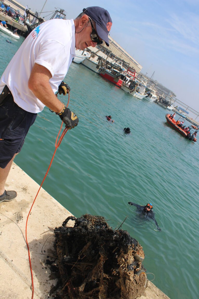 Cleaning the seabed in Dénia (12)