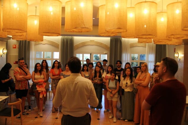 Futuros cocineros de la Universitat d'Alacant recorren Dénia para aprender de su gastronomía 3 Imagen: Los alumnos aprenden en el hotel Marriott