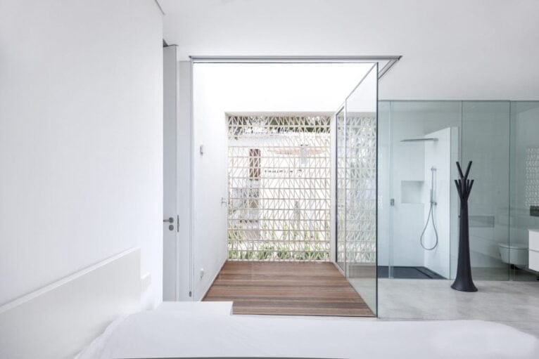 Luminoso dormitorio de la casa El jardín de las delicias