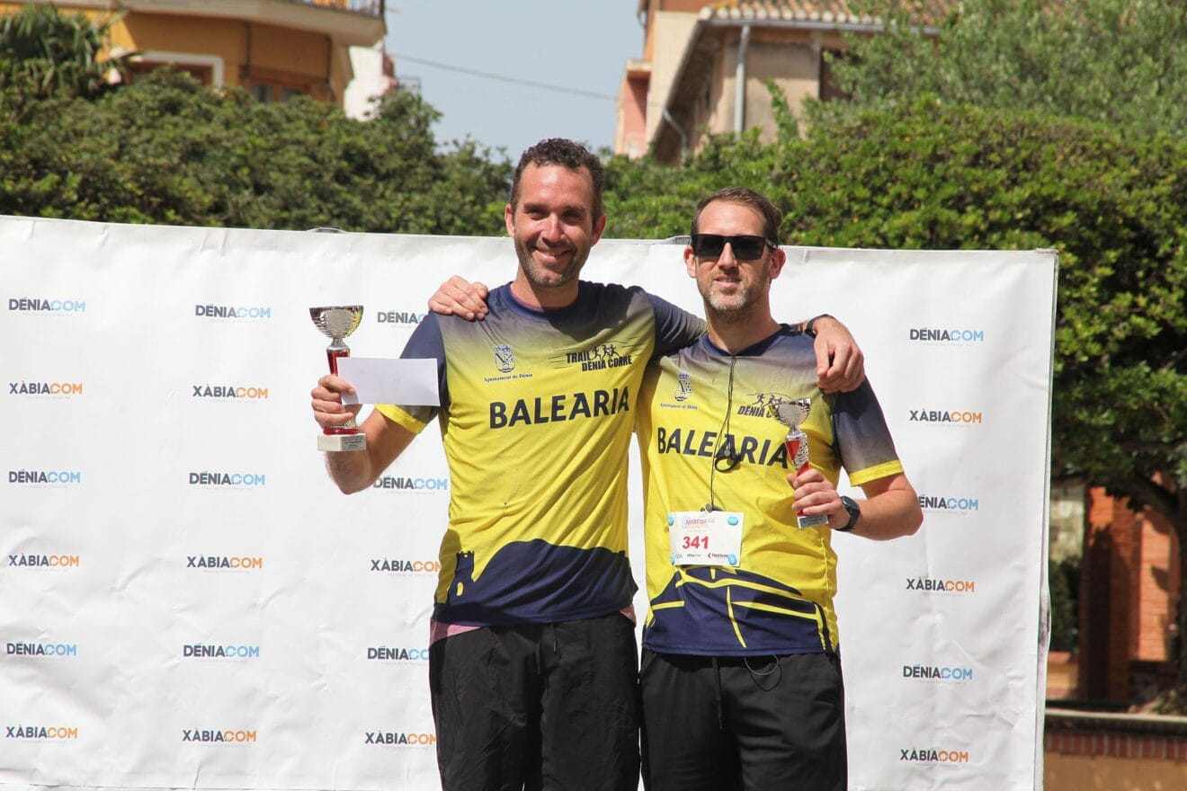 Marc Bañuls y Daniel Garrigos, de Dénia Corre, en el podio de la categoría Veteranos A