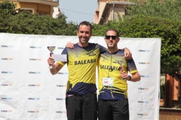 Marc Bañuls y Daniel Garrigos, de Dénia Corre, en el podio de la categoría Veteranos A