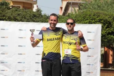 Marc Bañuls y Daniel Garrigos, de Dénia Corre, en el podio de la categoría Veteranos A