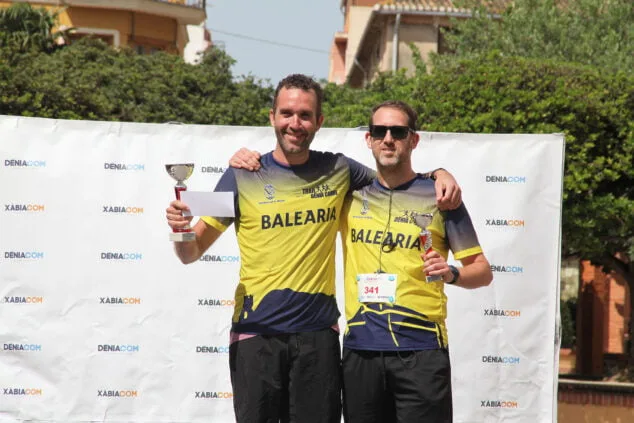 Imagen: Marc Bañuls y Daniel Garrigos, de Dénia Corre, en el podio de la categoría Veteranos A