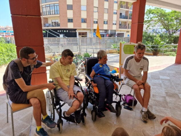 miembros de condenados al bordillo durante su charla con los alumnos del llebeig