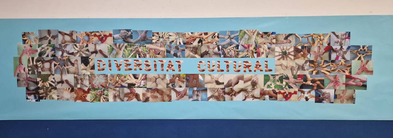 Mural con las manos de los alumnos del CEIP Llebeig