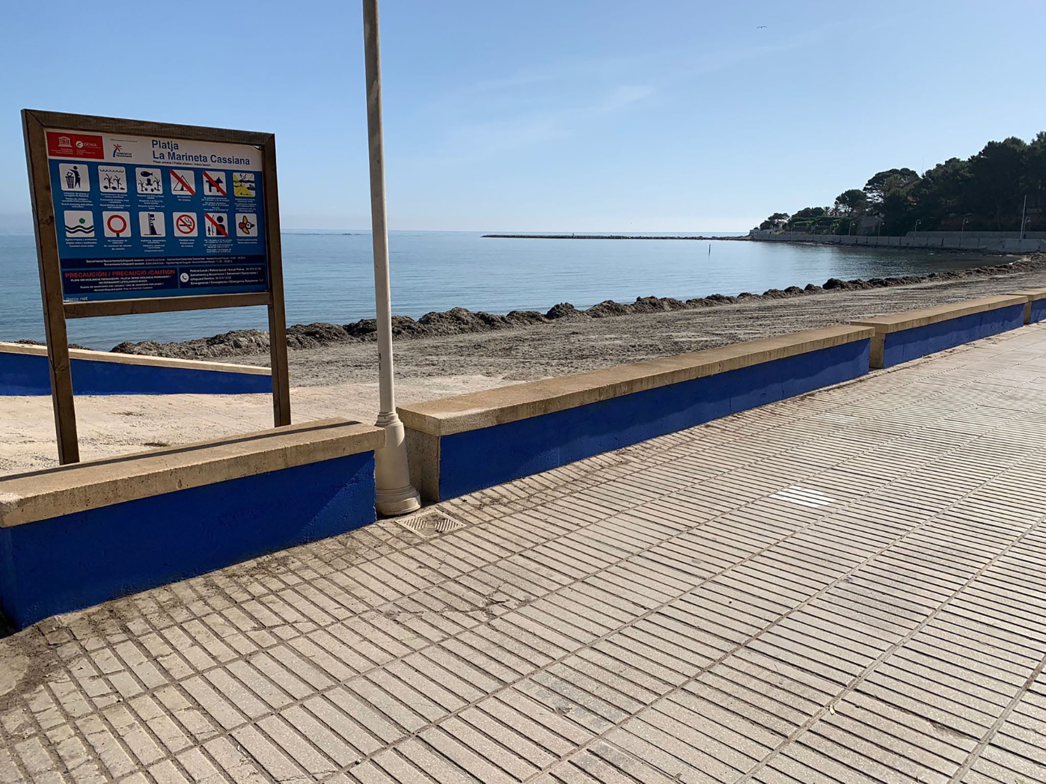 Muro azul en la playa para no fumadores de Dénia
