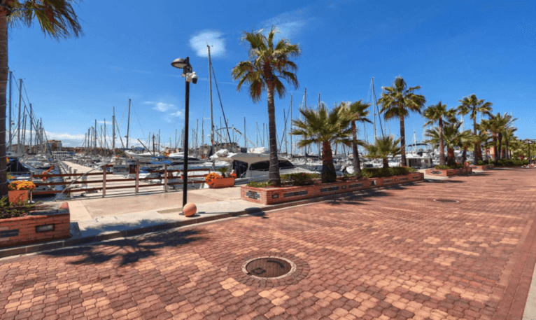 Paseo del Puerto de Dénia muy próximo al apartamento