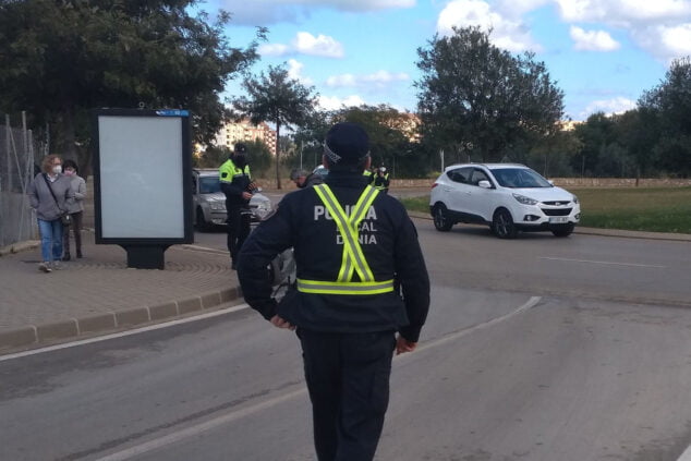 Imatge: Patrulla de la Policia Local de Dénia durant un control de trànsit