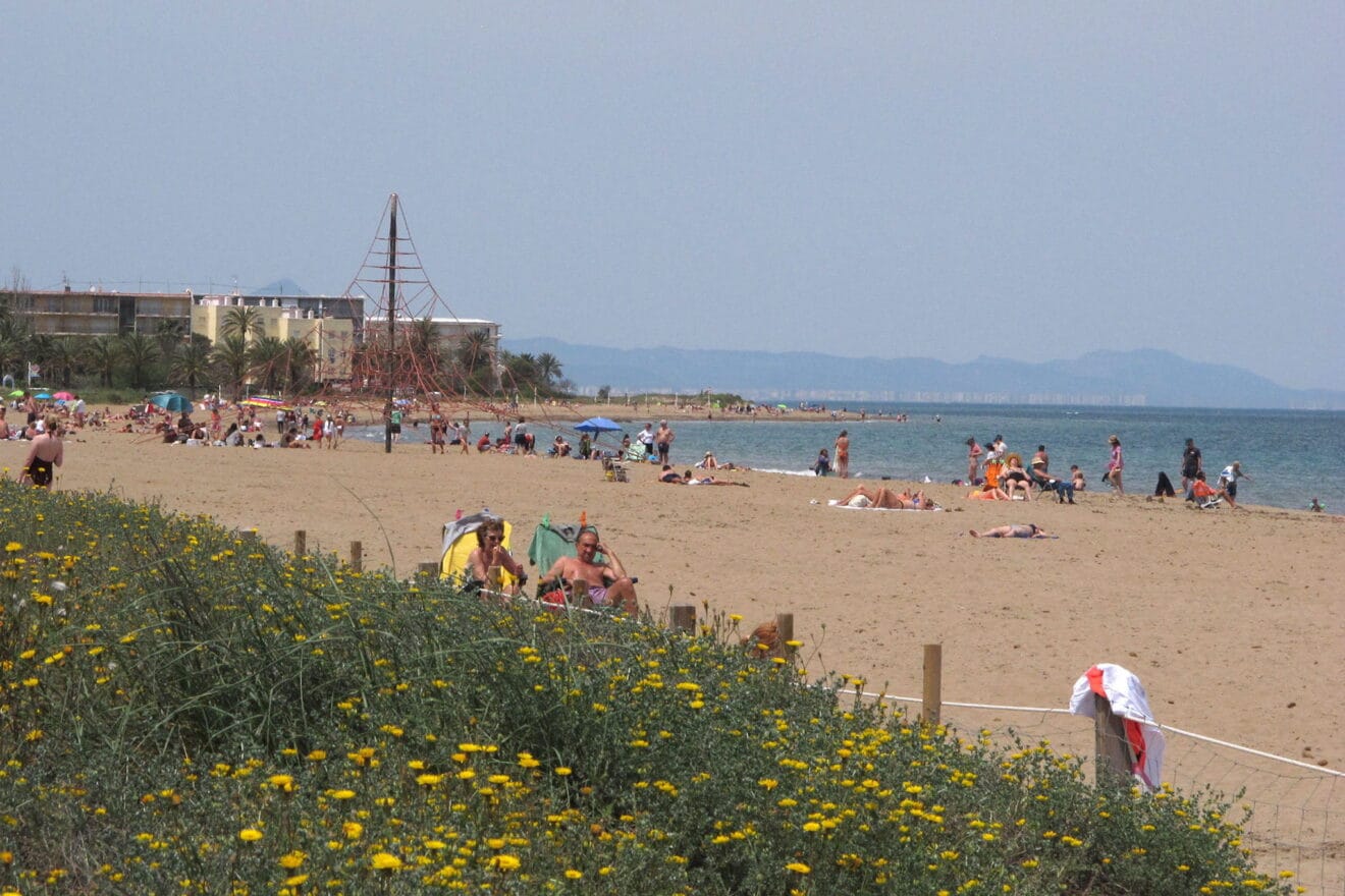 Personas disfrutando de un día de playa en Dénia