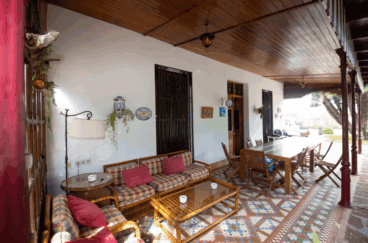 porche cubierto de la vivienda con conjuntos de exterior