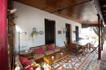 porxo cobert de l'habitatge amb conjunts d'exterior