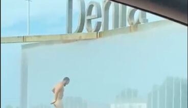 portada bancc83o desnudos en una fuente de denia