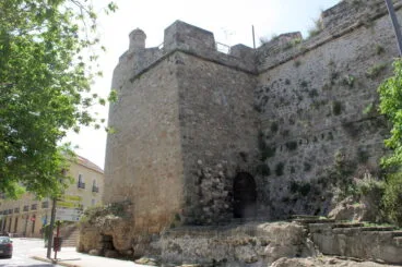 puerta al castillo de denia desde el barrio baix la mar