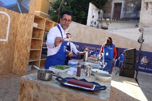 Imagen: Quique Dacosta presenta su elaboración frente al público del D_na Restaurant