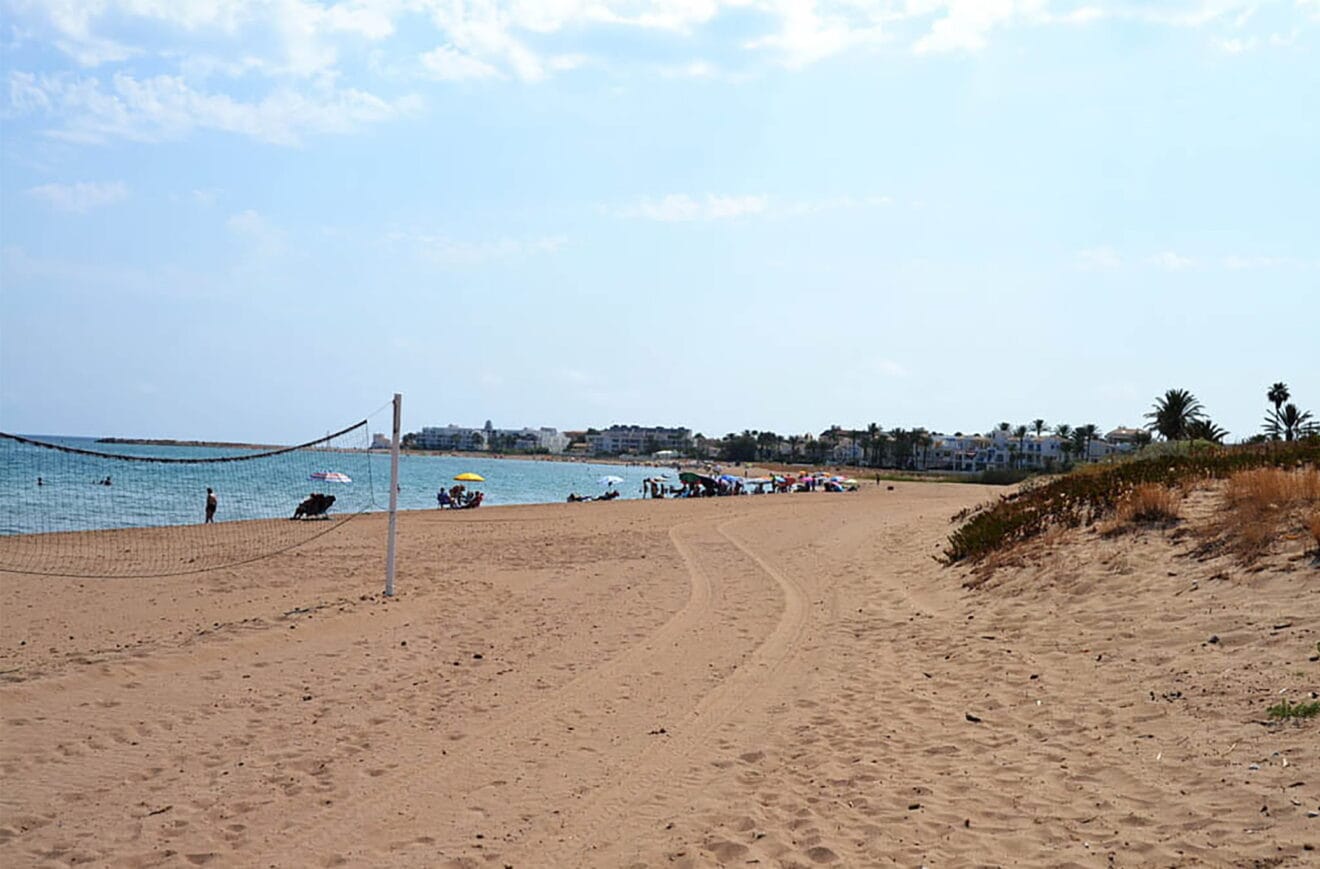 Red de voley junto a las dunas de Punta dels Molins