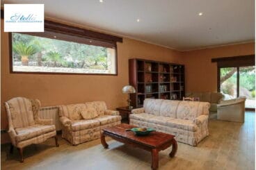 Sala de estar de la vivienda de estilo rústico