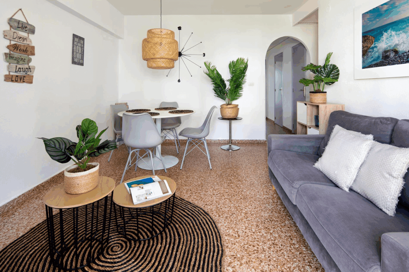 Salón-comedor del apartamento con moderna decoración