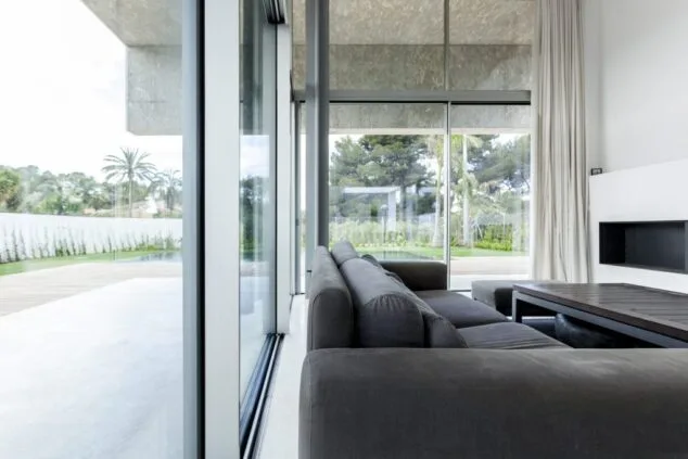 salon de la vivienda con acceso al jardin