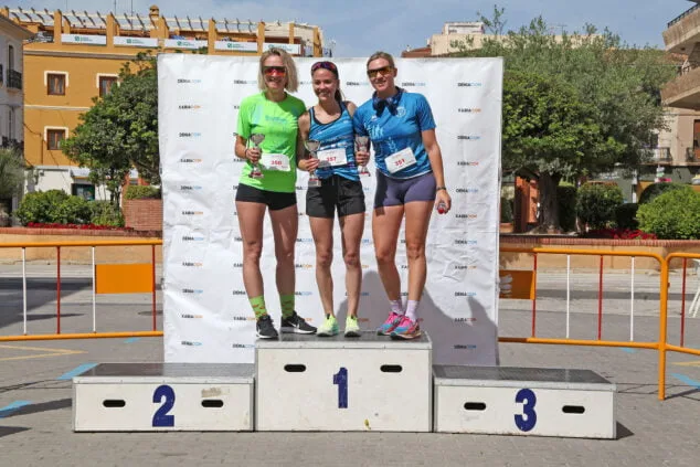 Imagen: Sheila Ronda, Nina Ivankiv y Iryna Ivankiv en el podio de la categoría Senior Femenino
