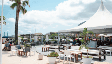 Sofás con vistas al mar – Chiringuito Club Náutico Dénia