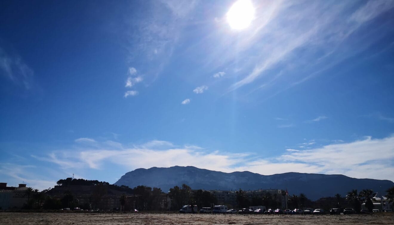 Sol sobre el Montgó y Dénia