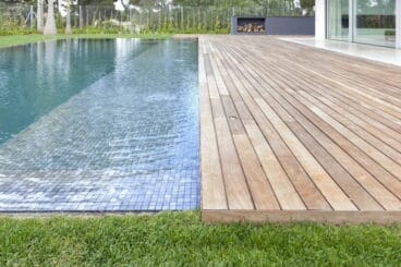 Suelo de madera junto a la piscina