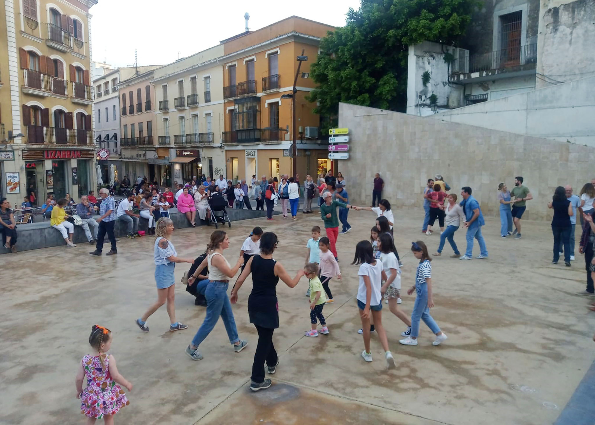 Taller de pasos de baile en la plaça del Consell