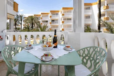 Terraza cubierta de la vivienda con conjunto de exterior