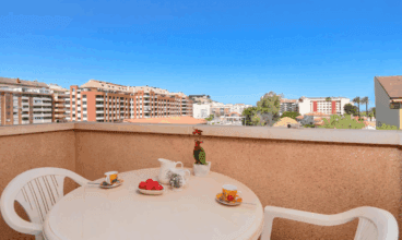 Terraza del apartamento con mesa de exterior