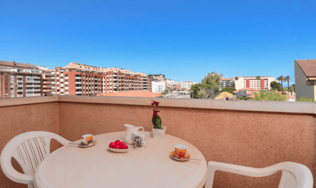 terraza del apartamento con mesa de exterior