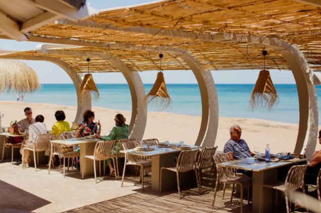 Imagen: Terraza del restaurante junto al mar